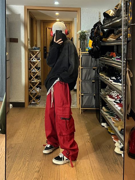 Black Baggy Outfit, Red Streetwear Outfit, Casual Outfit Korean, Fashion Outfits Streetwear, Red Shoes Outfit, Boyish Outfits, Outfit Street Style, Outfit Korean, Red Streetwear