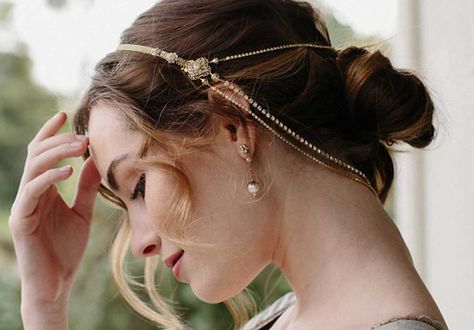 Don’t Want to Wear a Veil? Try One of These Awesome Bridal Accessories Instead. Mix up the bridal uniform with something truly you. Art Deco Bridal Hair, Romantic Bridal Hair, Hair Down Styles, Bridal Hair Chain, Bohemian Headpiece, Chain Headpiece, Hair Chain, Art Deco Hair, Hair Chains