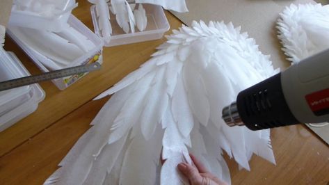 Angel Costume Diy, Diy Fantasia, Diy Angel Wings, Foam Carving, Angel Wings Costume, Cosplay Wings, Diy Angels, Diy Wings, Feather Angel Wings