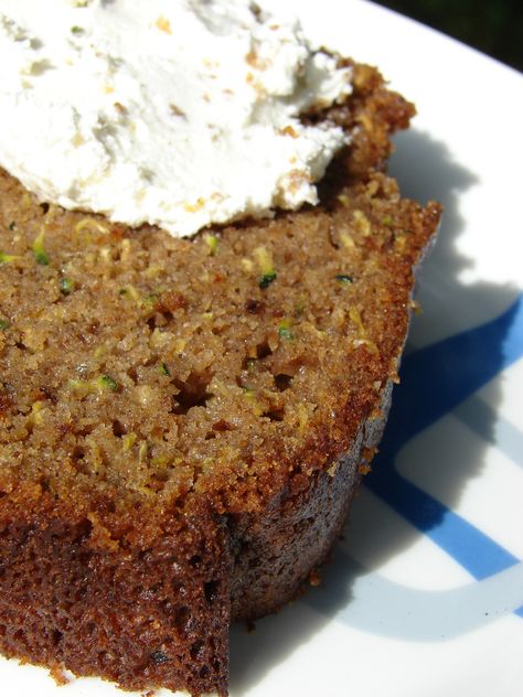 Mom's Soft and Moist Zucchini Bread Recipe. It's that time of year!! This looks like a simple recipe!! Moist Zucchini Bread, Zucchini Bread Recipe, Pain Sans Gluten, Pane Dolce, Overnight Oat, Zucchini Bread Recipes, Diet Vegetarian, Zucchini Bread, Dessert Bread