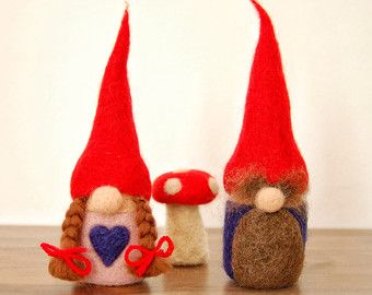 felt gnome couple – Etsy Friendly Gnomes, Strawberry Ideas, Felting Crafts, Wool Ideas, Felting Diy, Felting Needles, Wool Painting, Needle Felting Diy, Needle Felted Christmas