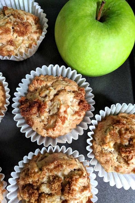 These freshly baked apple pie muffins on tray with Granny Smith Apples are best served warm right out of the oven, with lots of butter!You can enjoy these little muffins for breakfast, or pack them in your lunches.  Be sure to bake a double batch and keep some in the freezer! #muffins #breakfast #apple #healthysnack Muffin Recipe Healthy, Granny Smith Apples Recipes, Apple Pie Muffins, Paleo Banana Muffins, Mini Apple Pie, Apple Muffin Recipes, Apple Recipes Easy, Simple Muffin Recipe, Banana Muffin Recipe