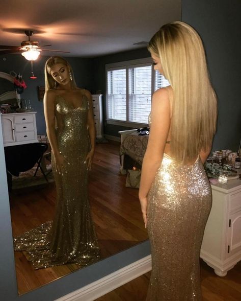 Glamourous Gold Dress, Gold Shiny Long Dress, Gold Prom Dress Accessories, Fitted Gold Prom Dress, Classy Prom Dresses Gold, Gold Prom Dress Blonde Hair, Simple Gold Prom Dress, Golden Prom Dress Goddesses, Long Gold Dresses