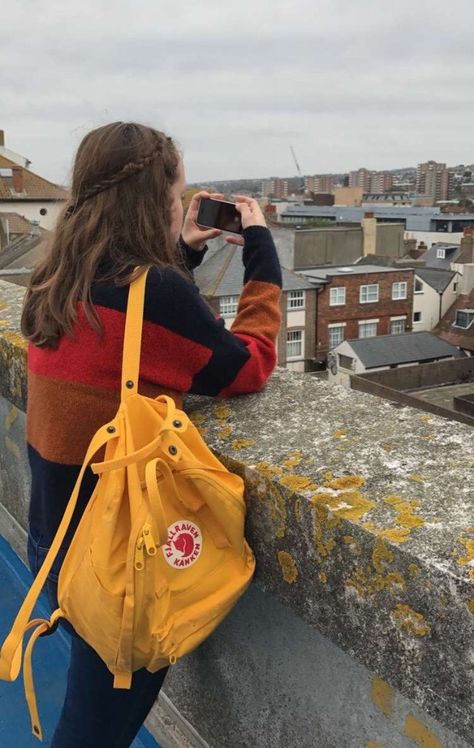 Yellow Backpack, Backpack Outfit, Winter Photos, Hipster Fashion, Cute Poses, Photo Instagram, Casual Style Outfits, College Outfits, Fjallraven Kanken