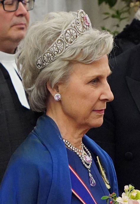 A Glamorous Diamond and Pink Topaz Tiara for the Duchess of Gloucester at the Guildhall Topaz Tiara, Duchess Of Gloucester, Blue Evening Gowns, English Royalty, Princess Alice, Royal Family England, Royal Tiaras, Diamond Cluster Earrings, Modern English