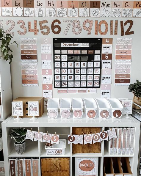 🪴 Modern Classroom Decor on Instagram: “We’re officially more than halfway to the end of the month, with Christmas celebrations in full swing and 2022 peeping in from around the…” Pocket Chart Calendar, Teaching Classroom Decor, Affirmation Station, Neutral Classroom Decor, Elementary Classroom Themes, Modern Teacher, Weather Display, Teachers Room, Classroom Goals