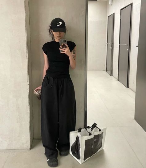 Black Outfit Korean, Korea Outfit, Peony Aesthetic, Blouses Designs, Street Outfits, Aesthetic Streetwear, Casual Day Outfits, Tomboy Style Outfits, Looks Black