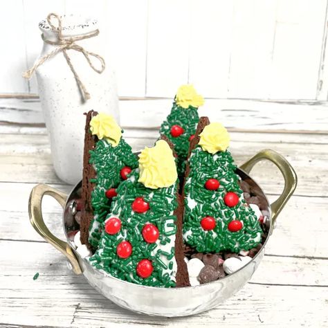 Easy Homemade Christmas Tree Brownies using a Box Mix and Store bought frosting. #christmascookies #brownies #christmas #dessert #cookieexhange Brownies Christmas, Tree Brownies, Decorated Brownies, Red Hots Candy, Christmas Tree Brownies, Homemade Christmas Tree, Christmas Sweet Treats, Store Bought Frosting, Themed Christmas Tree