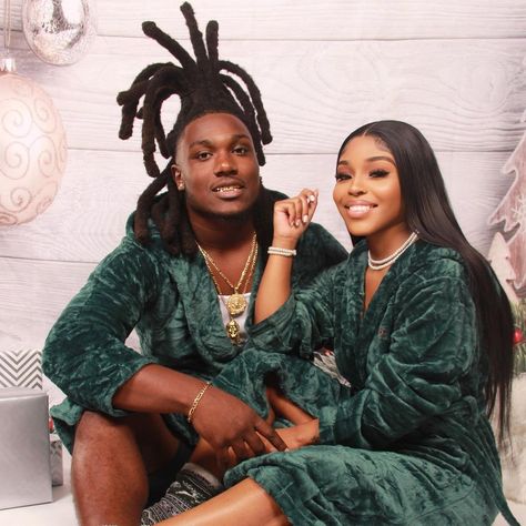 Christmas Black Couple Pictures, Christmas Couple Pictures Black People, Couple Christmas Pictures Black People, Couples Christmas Photoshoot, Couple Christmas Pictures, Boyfriend Photography, Black Celebrity Couples, Christmas Photos Outfits, Christmas Couple Photos