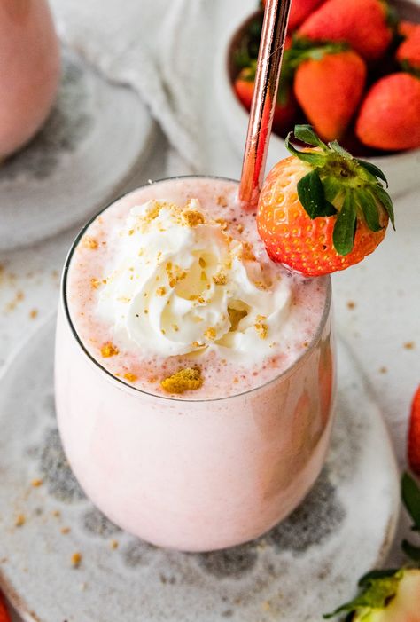 Strawberry Cheesecake Smoothie, Cottage Cheese Smoothie, Almond Milk Cheese, 20 Grams Of Protein, Cheesecake Smoothie, Strawberry Cream Pies, Easy Breakfast Options, Eating Bird Food, Protein Cheesecake