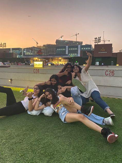 Trip Group Photos, College Life Aesthetic Indian, College Aesthetic Indian, Indian College Life Aesthetic, Indian College Aesthetic, Indian School Aesthetic, Group Picture Poses, Sisters Photoshoot Poses, High School Kids