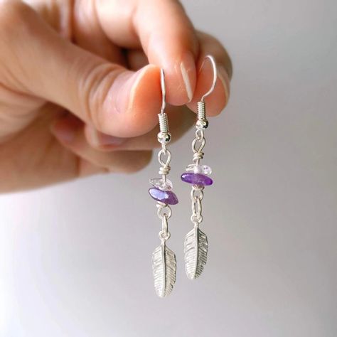 Uniquely Handmade with natural Amethyst & White Crystal Chips, these earrings showcase a sleek design #amethystjewelry #gemstonejewelry #beadedjewelry #handmadejewelry Chip Earrings, Jewellery Diy, Gemstone Earrings Dangle, Earrings Feather, Drop Earrings Silver, Handmade Crystal Jewelry, Crystal Chips, Crystal Jewellery, Moonstone Bracelet