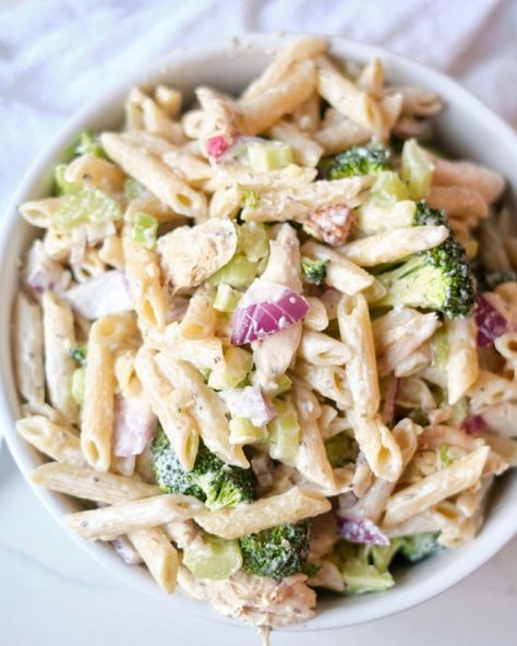 It’s almost the weekend!! Looking for a simple and tasty pasta salad? Try my chicken & broccoli pasta salad… 4SP blue/green, 2SP purple recipe is on my blog www.drizzlemeskinny.com direct link in my bio #ww #myww #wwcanada #pasta #pastasalad #eeeeeats #recipes Chicken Broccoli Pasta Salad, Broccoli Pasta Salad, Chicken And Broccoli Pasta, Broccoli Pasta Salads, Chicken Broccoli Pasta, Weight Watchers Chicken, Best Pasta Salad, Chicken And Broccoli, Broccoli Pasta