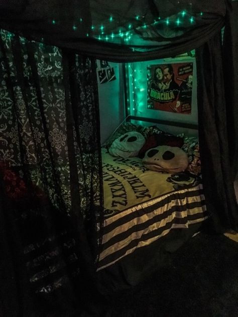 Styl Emo, Emo Room, Gothic Bed, Grunge Bedroom, Halloween Bedroom Decor, Gothic Room, Gothic Bedroom, Halloween Bedroom, Hiasan Bilik Tidur