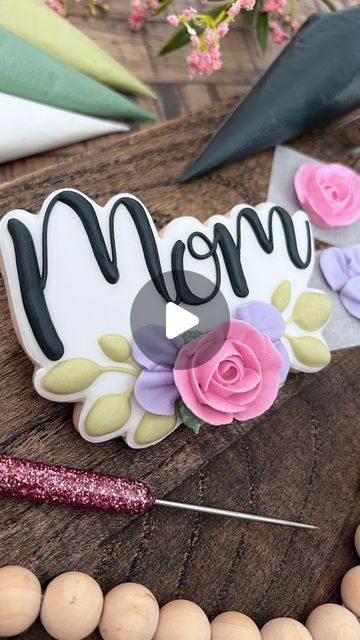 Corianne Froese on Instagram: "Normally I avoid freehand writing but our new floral mom plaque makes the piping easy with its curves to help and guide you! ‌ Writing is really all about icing consistency - here I’m using a hybrid royal icing that I can both pipe and fill with over a base layer that  is well crusted over but not fully dry. This makes it so that the base layer doesn’t try to pull the moisture from the piping over top, and the lettering remains puffy and crater free 👌 ‌ Check out our Mother’s Day collection for this cutter and more inspiration 💕 ‌ ‌ ‌ #cookiecouture #mothersdaycookies #floralcookies #springcookies #lettering #calligraphy #decoratedcookies #cookiedecorating #cookievideo #cookiecutters" Icing Consistency, How To Do Calligraphy, Birthday Chair, Cookie Videos, Plaque Cookies, Spring Cookies, Lettering Calligraphy, Easy Writing, Icing Cookies