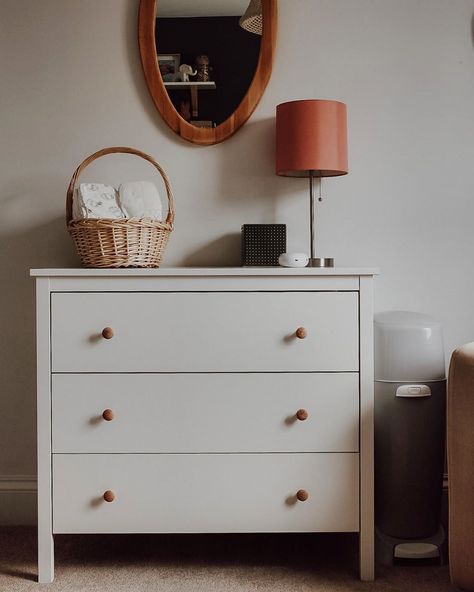 Making our house a home on Instagram: “What is the most simple Ikea hack ever you ask? ✨✨✨ . Well, let me tell you... CHANGE OUT THOSE DRESSER KNOBS 👏🏻👏🏻👏🏻 . This is the same…” Koppang Dresser Hack, Ikea Koppang Dresser, Ikea Cot, Bedroom Plan, Ikea Dresser, Small Dresser, Dresser Knobs, Brass Knobs, East Village