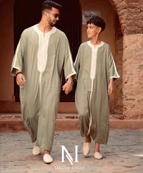 Jhubba Designs For Men Dubai, Jalabia For Men, Jubbah Men, Muslim Men Clothing, Jalabia Styles, Mens Party Wear, Arab Men Fashion, Arabic Clothing, Boys Kurta Design