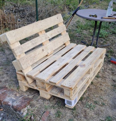 Balcon Mic, Diy Furniture Cheap, Diy Living Room Furniture, Pallet Patio Furniture, Diy Furniture Redo, Diy Barbie Furniture, Pallet Sofa, Diy Couch, Diy Patio Furniture Cheap