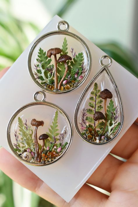 Forest Resin Art, Nature Resin Jewelry, Epoxy Resin Mushrooms, Resin Crafts To Sell, Epoxy Necklace, Resin And Wood Diy, Flower Resin Jewelry, Making Resin Jewellery, Resin Crafts Tutorial