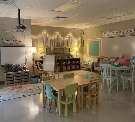 Calming Classroom, Teaching Classroom Decor, Flexible Seating Classroom, Elementary Classroom Themes, Calm Classroom, Teachers Room, Classroom Goals, Classroom Decor High School, Classroom Seating