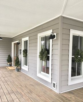 Farmhouse Exterior Paint Colors, Farmhouse Front Porch Decorating, Farmhouse Front Porch Decor, Veranda Design, Farmhouse Porch Decor, Farmhouse Exterior Design, Casa Country, Farmhouse Porch, Casa Exterior