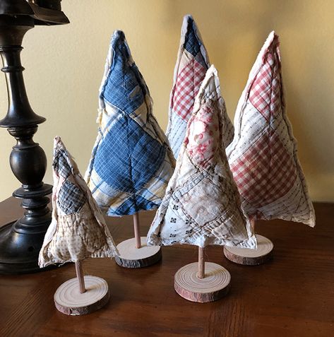 These adorable upcycled Christmas trees are made from old quilts. Quilt Christmas Tree, Upcycled Christmas, Christmas Fabric Crafts, Quilt Christmas, Christmas Tree Quilt, Christmas Open House, Fabric Christmas Trees, Christmas Preparation, Quilted Ornaments