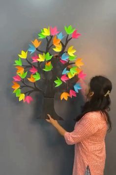 Creative Decoration Ideas For Events, Wall Decoration Ideas With Paper Craft For School, Almirah Decoration Ideas Diy, Easy Design For Project, Easy Wall Decoration Ideas With Paper, Preschool Classroom Wall Decor Ideas, Class Decoration Ideas Creative Classroom Decor, Window Diy Decor, Board Decoration Ideas Creative