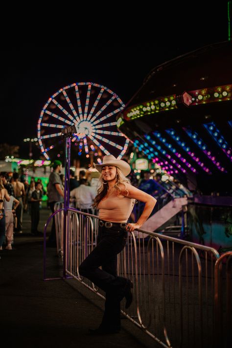 Carnival Photoshoot Night, State Fair Senior Pictures, Senior Fair Photoshoot, County Fair Senior Pictures, Carnival Photoshoot Ideas, Fair Photoshoot Ideas, Carnival Senior Pictures, Carnival Instagram Pictures, County Fair Photoshoot