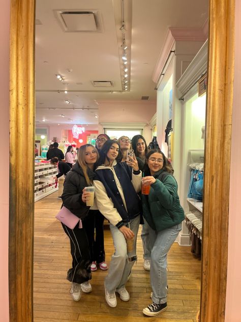 Mall Pictures Friends, Mall Day With Friends, Mall Ig Story, Mall Friends Aesthetic, Shopping With Friends At The Mall, Mall With Friends Aesthetic, Shopping With Friends Aesthetic, Mall Picture Ideas For Instagram, Mall Pics With Friends