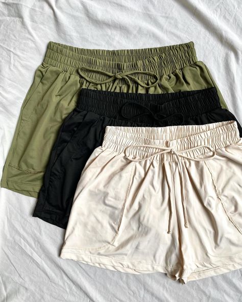 Short Duda para quem não abre mão da qualidade e conforto! Confeccionado no tecido de poliamida, nosso short tem tudo pra te acompanhar nos melhores momentos, seja na praia ou praticando exercícios físicos 🤸‍♀️ Além de combinar com tudo, né?! Trouxemos nas cores coringas: preto, verde musgo e off white para você usar MUITO por aí! Arraste e veja todos os detalhes 👉 ▪️ Short Duda: R$79,90 • Enviamos para todo Brasil ✈️🇧🇷 • entre em contato pelo link na bio #shortpoliamida #shortpreto ... Short Praia, Look Short, Off White, Women's Fashion, Closet