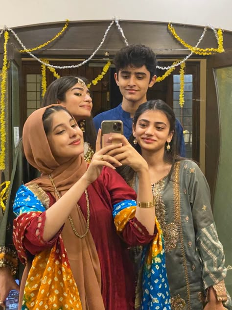 Family Snap, Eid Looks, South Asian Aesthetic, Pakistani People, Eid Photos, Desi Love, Trendy Shirt Designs, Casual Indian Fashion, Desi Fashion Casual