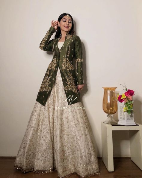 Ditch the plain old lehenga this coming winter and style it up with a jacket style blouse instead! Here are some of tbe trendiest bridal lehenga designs with jacket! Jeket Style Lehnga, Jacket Style Dresses Indian, Lehenga With Jacket, Jacket Style Blouse, Jacket Style Lehenga, Cream Lehenga, Glam Winter Wedding, Feminine Jacket, Velvet Outfits