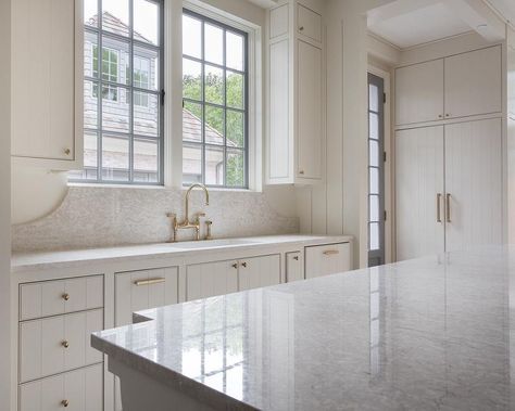 Stunning cottage kitchen features white shiplap cabinets adorned with aged brass pulls and oval knobs paired with cream quartzite countertops and a curved backsplash. Shiplap Kitchen Cabinets, White Shiplap Kitchen, Curved Backsplash, Shiplap Kitchen, White Kitchen Island, White Shiplap, Cottage Kitchens, Kitchen Views, Inspiration Photos