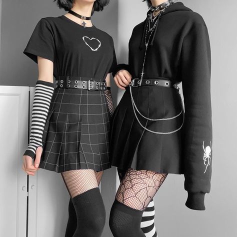 Aesthetic Friends Black, White Plaid Skirt Outfit, White Long Sleeve Outfit, Duo Outfits, New Era Outfit, Striped Gloves, Egirl Fashion, E Girl Outfits, Egirl Outfits