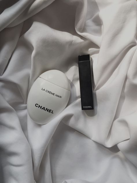 Chanel Mirror Aesthetic, Chanel Creme, Beauty Shelf, Chanel Aesthetic, Ig Aesthetic, Instagram Plan, Reference Board, Cosmetics Bag, Classy Aesthetic