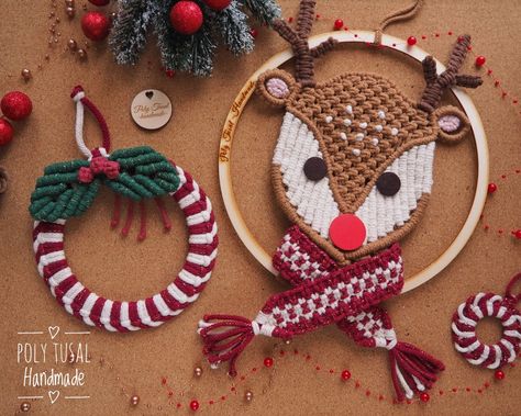 Macrame Reindeer is laying On a cork deska next to the Macrame Christmas Wreath. Macrame Wreath Tutorial, Macrame Reindeer, Unique Macrame, Christmas Decorations Wreaths, Handmade Sellers, Wreath Decoration, Xmas Wreaths, Wreath Tutorial, Reindeer Christmas