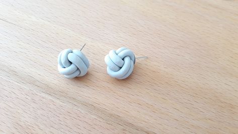 DAS Smart cool grey polymer clay double knot or ball of wool studs. Polymer Clay Earrings Knot, Polymer Clay Knot Earrings, Clay Knot Earrings, Clay Knot, Monkey Knot, Knot Ball, Polymer Clay Studs, Diy Fimo, Clay Studs