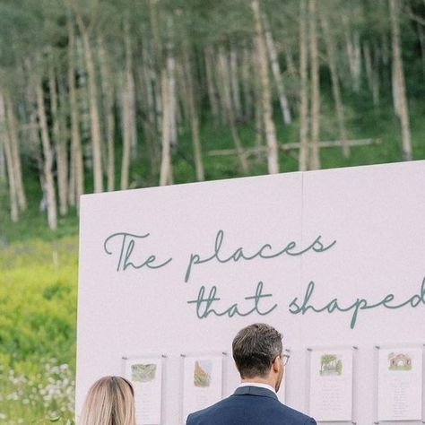 Style Me Pretty on Instagram: "Take a look at this magnificent escort card display 💌 Can you picture a more remarkable way to tell your guests where to be seated? @callunaevents took this decoration to an entirely new level. ⁠ ⁠ LBB Planning + Design : @callunaevents ⁠ LBB Linens : @bbjlatavola ⁠ Escort Board + Paper Goods : @knappdesignco⁠ Photo : @jessleighphotographer⁠ Video : @weddingvideoscolorado⁠ Florals : @allijfloral⁠ Venue : @beanos_cabin⁠ Rentals : @eventrents @hazelgroverentals @cha The Places That Shaped Us Seating Chart, Postcard Seating Chart, Beanos Cabin, Fort Meyers, Wedding Vision, Card Display, Cabin Rentals, So In Love, Seating Charts