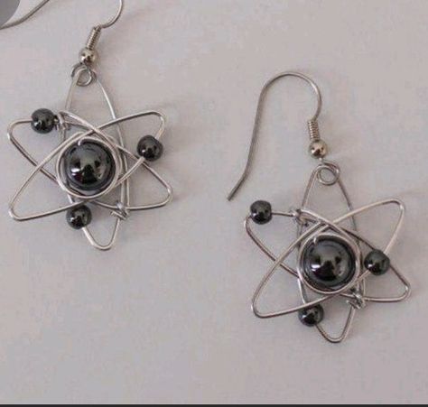 Black Wire Jewelry, Star Jewelry Diy, Alt Earrings Diy, Gothic Diy Crafts, Diy Wire Jewelry Ideas, Things To Make Out Of Wire, Wired Earrings, Diy Pendants, Wire Wrap Jewelry Designs