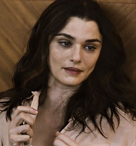 Rachel Weisz Disobedience, Rachel Wiez, Rachel Weiz, Rachel Weiss, Noora William, Actresses With Black Hair, Older Actresses, Hair Tint, Crazy Women