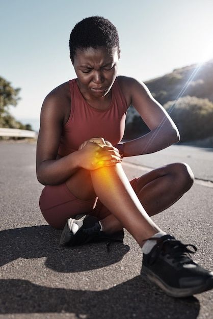 Photo knee pain black woman and road tra... | Premium Photo #Freepik #photo #run #morning-exercise #woman-running #running-sport Physiotherapy Pictures, Morning Exercise, Running Mom, Leg Injury, African Dresses For Kids, Sports Workout, Sports Injury, Outdoor Running, African Dresses