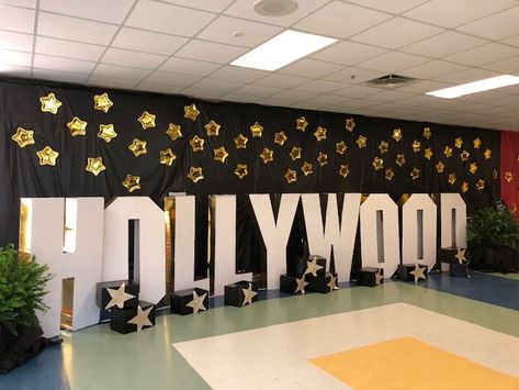 Homecoming Hall Decorations, Hollywood Photo Backdrop, Red Carpet Hoco Theme, Old Hollywood Theme Prom, Hollywood Homecoming Float, Graduation Hollywood Theme, Hollywood Float Ideas, Highschool Dance Themes, Hollywood Hallway Decorations