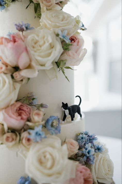 Cat Wedding Cake Ideas, Wedding Cake Toppers Cat, Wedding Cake Toppers With Cats, Pet Wedding Cake, Cat On Wedding Cake, Incorporating Cats In Wedding, Wedding Cake With Cat, Cake Topper Ideas Wedding, Wedding Cake Topper Ideas