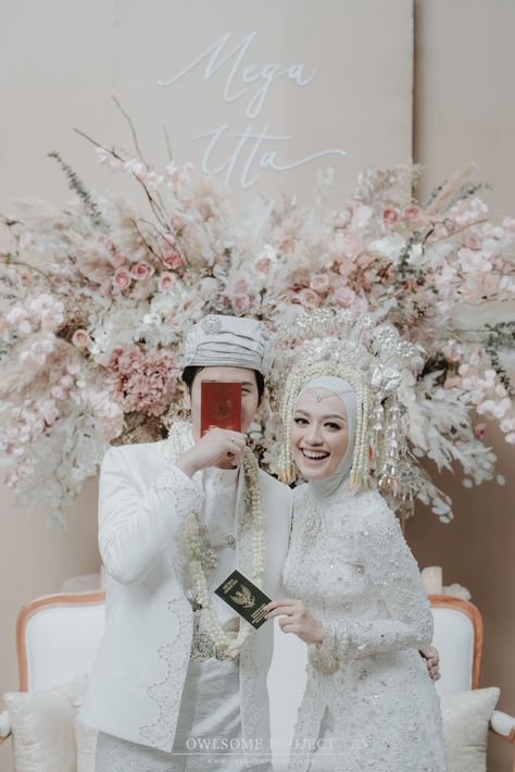 Foto Akad, Cold Husband, Pose Pengantin, Muslim Wedding Photography, Muslimah Wedding Dress, Muslimah Wedding, Creative Styling, Wedding Photo Studio, Foto Wedding