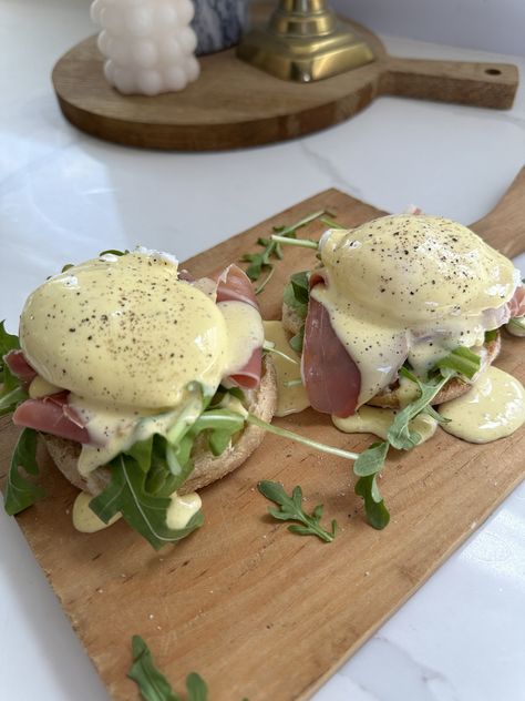 brunch Eggs benedict inspired by my favorite pasta, Cacio E Pepe and paired with arugula and prosciutto! Types Of Bowls, Work Breakfast, Lemon Seasoning, Potato Frittata, Eggs Benedict Recipe, Brunch Eggs, Pasta Sides, Healthy Eggs, Hollandaise Sauce