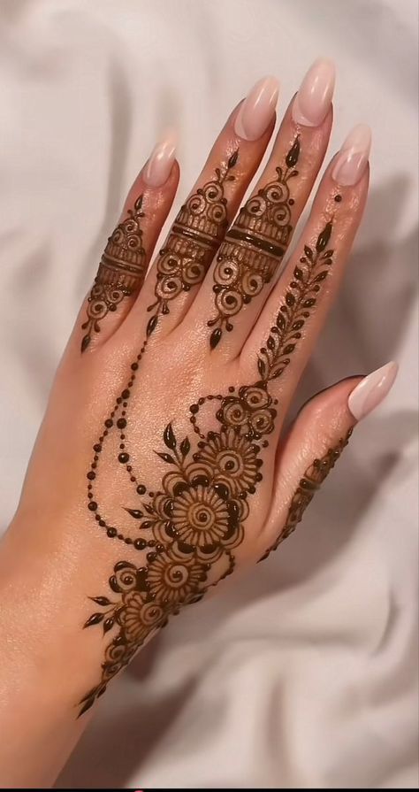 Heena Mehendi Designs Aesthetic, Mehndi Designs Back Hand Arabic, Heena Design Cute, Beginner Mehndi Designs, Khaliji Henna, Henna Back Hand, Mehandi Designs For Hands, Henna Design Simple, Simple Henna Designs Hand