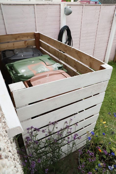 DIY trash can cover Diy Pallet Garbage Can Storage Outdoor, Hiding Outdoor Trash Cans, Diy Trash Enclosure, Trash Hideaway Outdoor, Outdoor Trash Can Ideas Diy, Garbage Can Screen Diy, Diy Outdoor Garbage Enclosure, Trash Can Cover Outdoor Diy, Trash Can Storage Outdoor Pallets