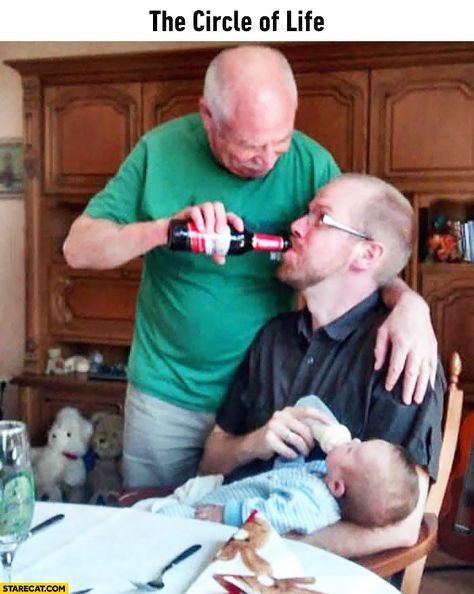 The circle of life: dad feeding with beer his son, which is feeding his son with milk Clean Memes, Circle Of Life, Funny Pics, Man Humor, Bones Funny, Best Memes, Funny Photos, Funny Images, Cool Pictures