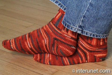 Crochet Socks Tutorial, Crochet Sock Pattern Free, Easy Crochet Socks, Socks Crochet, Crocheted Slippers, Crochet Socks Pattern, Crochet Slippers Free Pattern, Crochet Men, Knitted Slippers Pattern