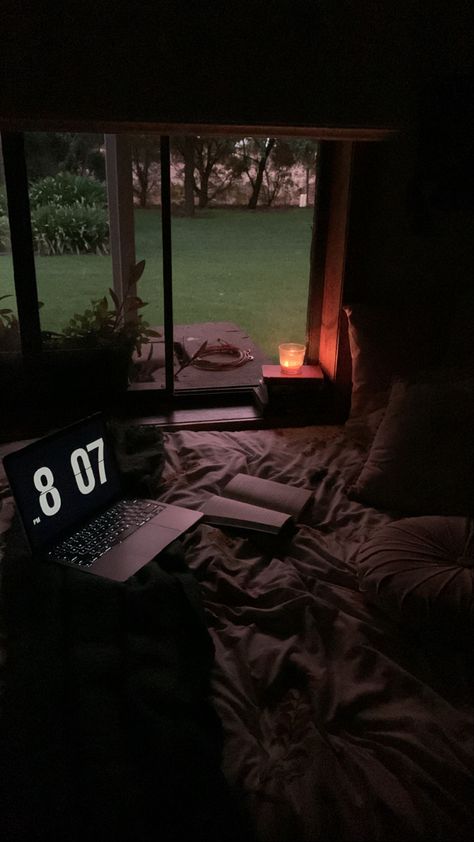 Quiet Vibes Aesthetic, Aesthetic Room Interior, Academia Aesthetic Room, Dark Academia Aesthetic Room, Estilo Zendaya, Chill Aesthetic, Rainy Day Aesthetic, Pinterest Room Decor, Room Deco